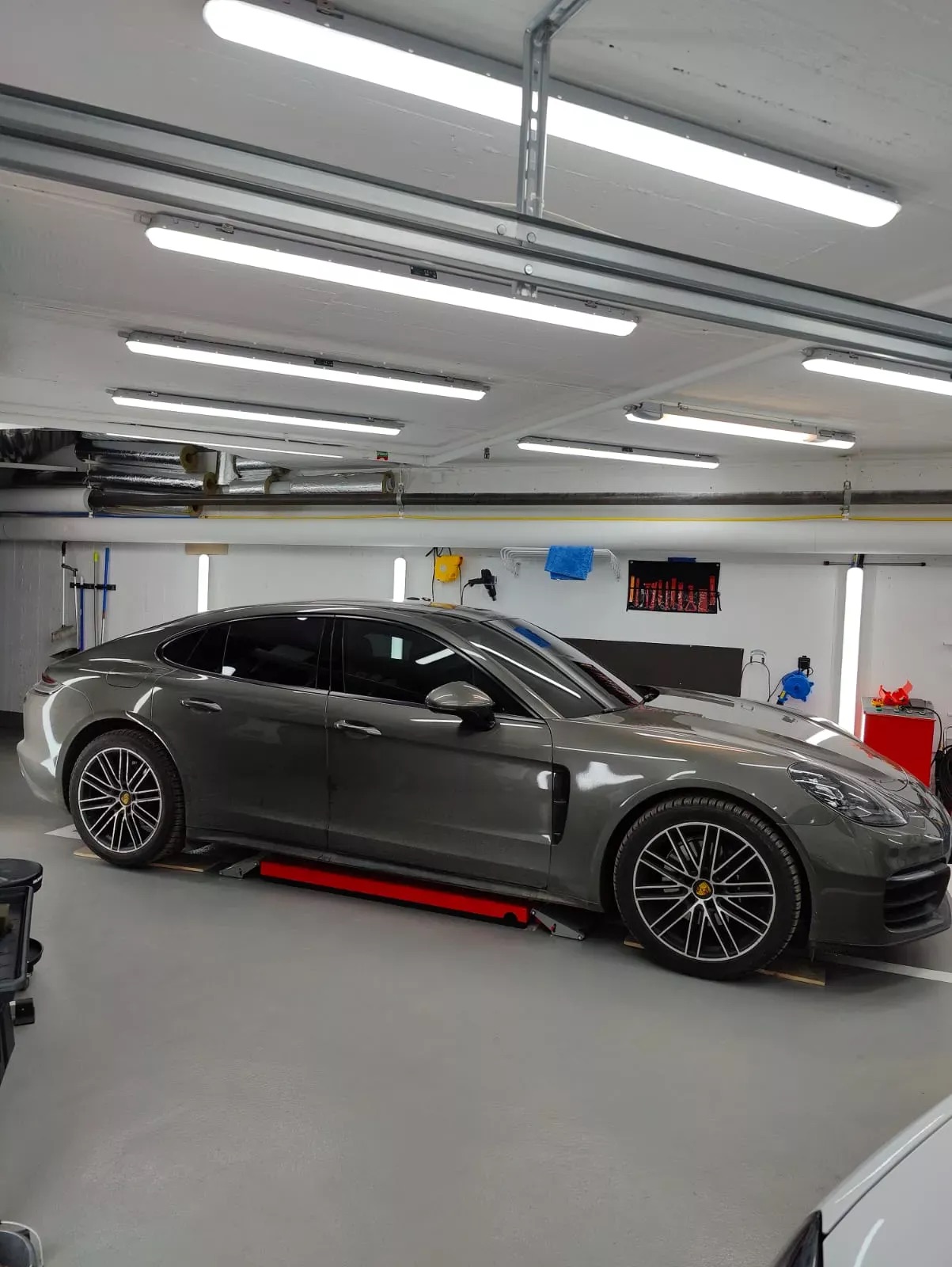 Porsche Panamera med professionellt tonade rutor