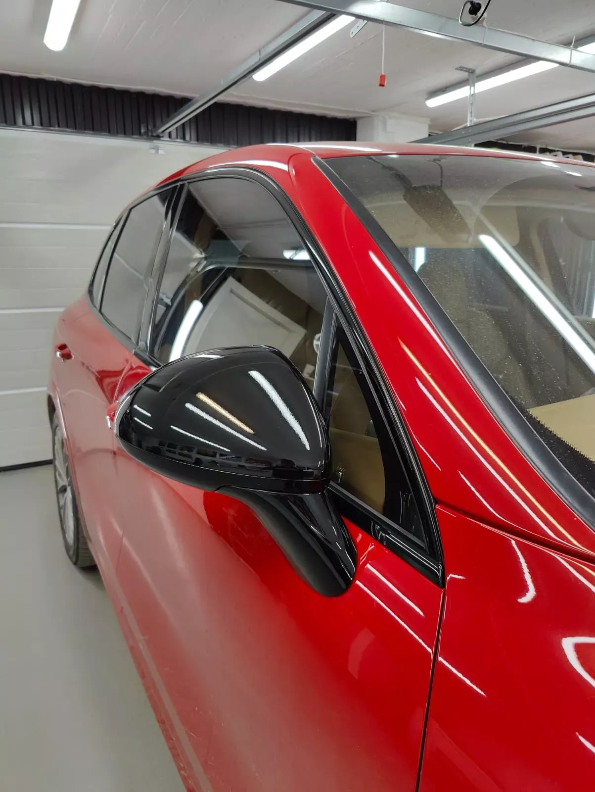 Närbild på solfilm monterad på Porsche