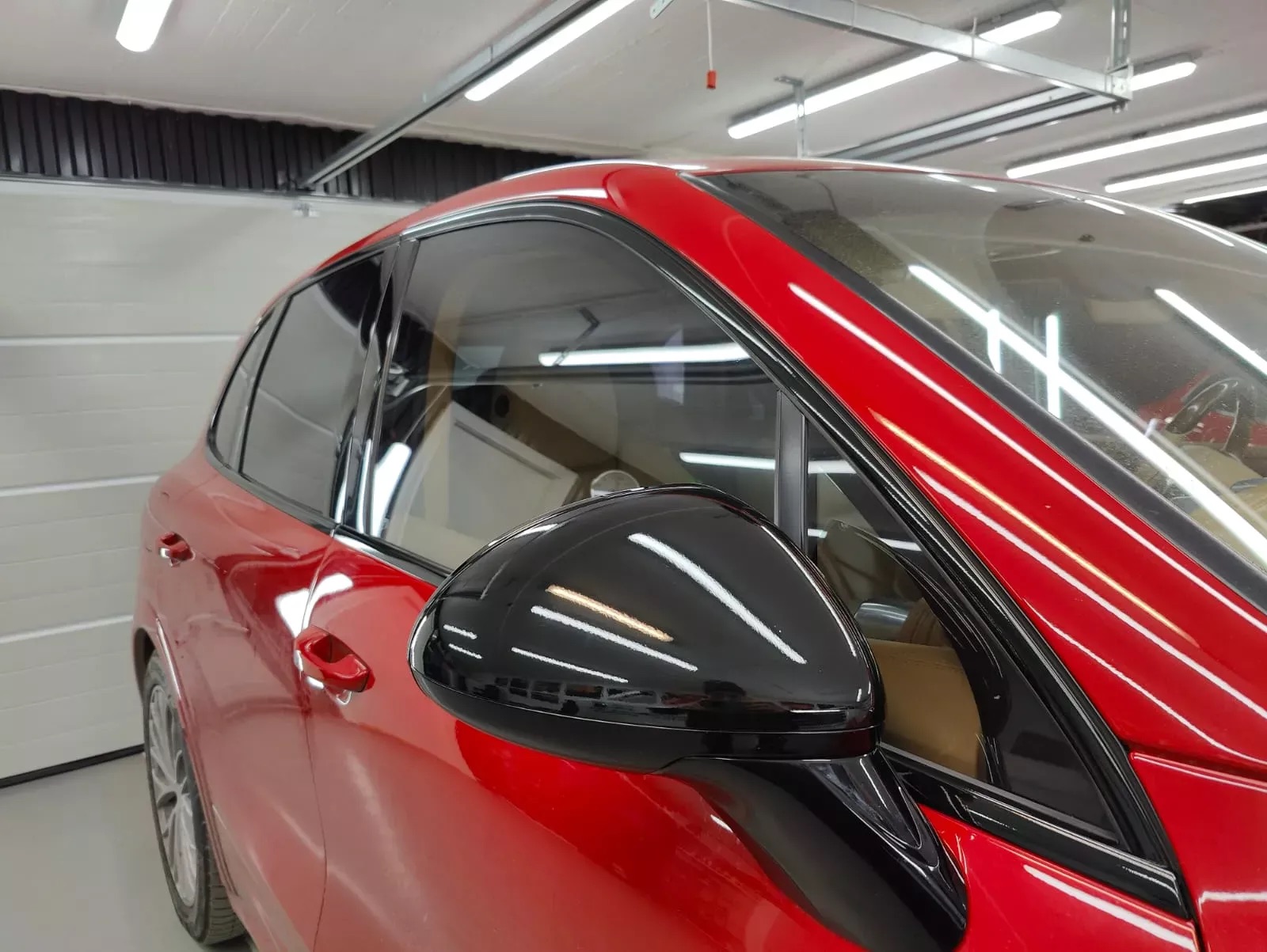 Närbild på spegel och tonad sidoruta på Porsche